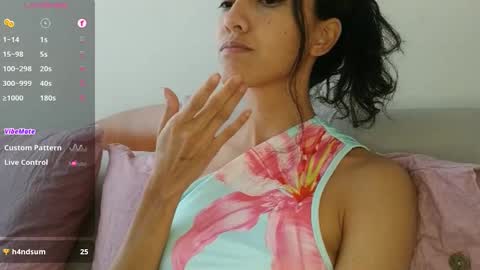 Snapshot of innocentlatiina chatting on September 23, 2025, 7:06 pm Laroa online show from September 23, 2025, 7:06 pm