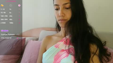 Snapshot of innocentlatiina chatting on October 1, 2025, 5:19 pm Laroa online show from October 1, 2025, 5:19 pm