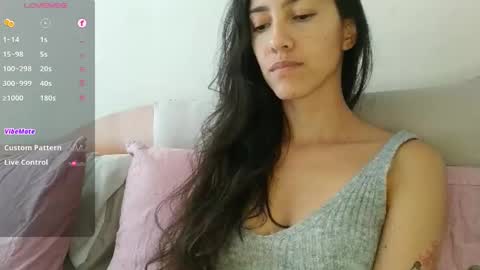 Snapshot of innocentlatiina chatting on October 15, 2025, 7:58 pm Laroa online show from October 15, 2025, 7:58 pm