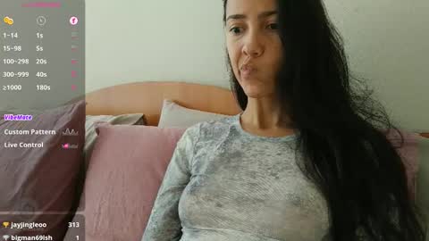 Snapshot of innocentlatiina chatting on October 16, 2025, 3:57 pm Laroa online show from October 16, 2025, 3:57 pm