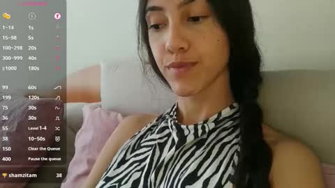 Snapshot of innocentlatiina chatting on October 22, 2025, 9:25 pm Laroa online show from October 22, 2025, 9:25 pm