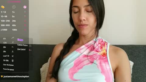 Snapshot of innocentlatiina chatting on October 24, 2025, 10:06 pm Laroa online show from October 24, 2025, 10:06 pm