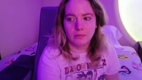 Snapshot of internetfairy_xo chatting on December 4, 2025, 5:06 am Faye online show from December 4, 2025, 5:06 am