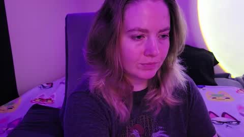 Snapshot of internetfairy_xo chatting on December 21, 2025, 6:20 am Faye online show from December 21, 2025, 6:20 am