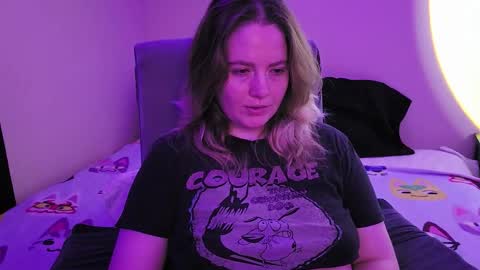 Snapshot of internetfairy_xo chatting on December 23, 2025, 4:54 am Faye online show from December 23, 2025, 4:54 am