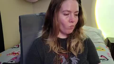 Snapshot of internetfairy_xo chatting on May 3, 2026, 5:57 am Faye online show from May 3, 2026, 5:57 am