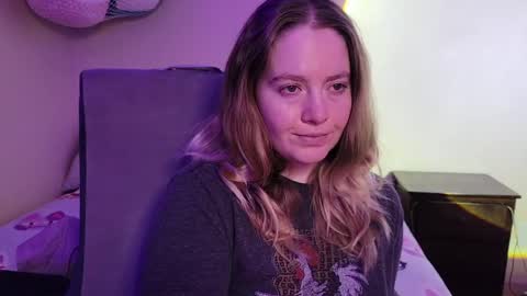 Snapshot of internetfairy_xo chatting on May 13, 2026, 5:49 am Faye online show from May 13, 2026, 5:49 am