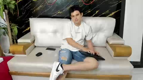 Snapshot of invincible200 chatting on September 10, 2025, 2:39 pm invincible200 online show from September 10, 2025, 2:39 pm