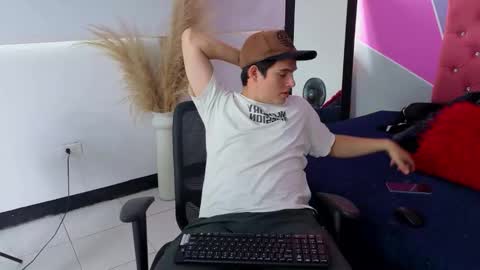 Snapshot of invincible200 chatting on September 29, 2025, 3:17 pm invincible200 online show from September 29, 2025, 3:17 pm