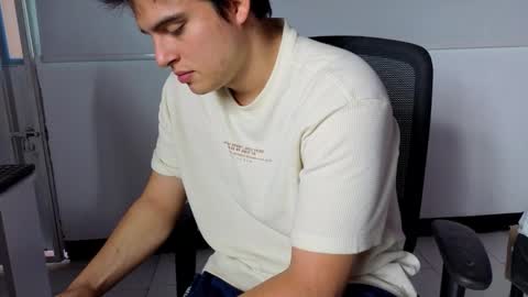 Snapshot of invincible200 chatting on October 13, 2025, 1:33 pm invincible200 online show from October 13, 2025, 1:33 pm