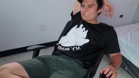 Snapshot of invincible200 chatting on October 31, 2025, 1:45 pm invincible200 online show from October 31, 2025, 1:45 pm