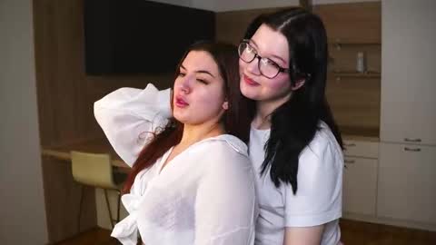 Alex glasses  Emily online show from December 18, 2025, 5:19 pm