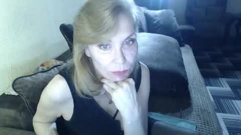 Snapshot of irenalegs chatting on April 28, 2026, 4:17 am irenalegs online show from April 28, 2026, 4:17 am
