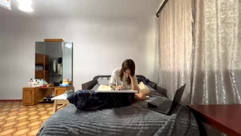 Evie online show from September 10, 2025, 10:04 am
