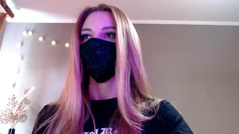 Lily online show from May 9, 2026, 2:00 pm