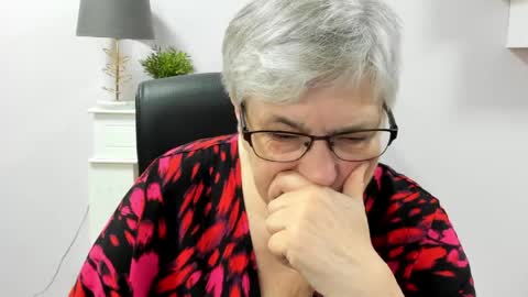 Snapshot of iris_xdesire chatting on May 27, 2026, 6:32 am I R I S online show from May 27, 2026, 6:32 am