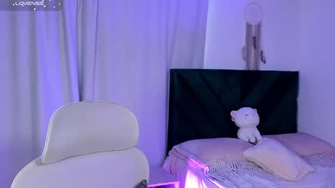 Iris Moira  online show from April 28, 2026, 11:37 am