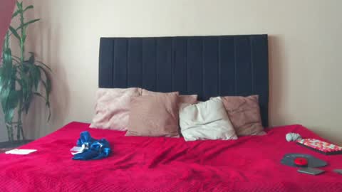 Isa and Natasha online show from February 4, 2025, 2:43 pm