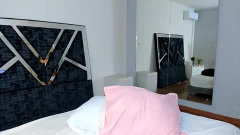 Snapshot of isa_jonness_ chatting on October 1, 2025, 12:11 pm oIssaJonneso online show from October 1, 2025, 12:11 pm