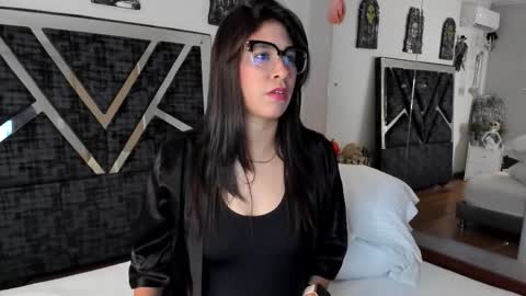 Snapshot of isa_jonness_ chatting on October 25, 2025, 12:23 pm oIssaJonneso online show from October 25, 2025, 12:23 pm