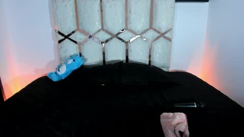 isa_klein online show from June 6, 2026, 5:01 am