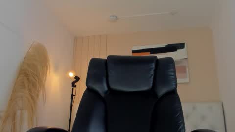 isaac_cryston online show from November 6, 2025, 8:32 pm