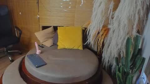 isaac_grimm online show from November 27, 2025, 4:47 am