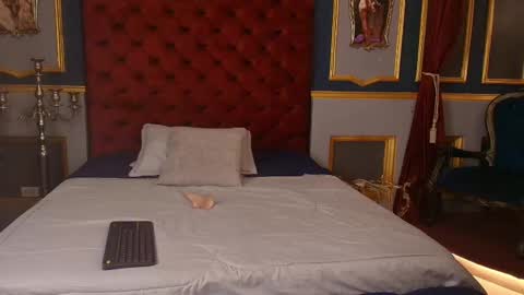 isaac_grimm online show from December 17, 2025, 3:23 am