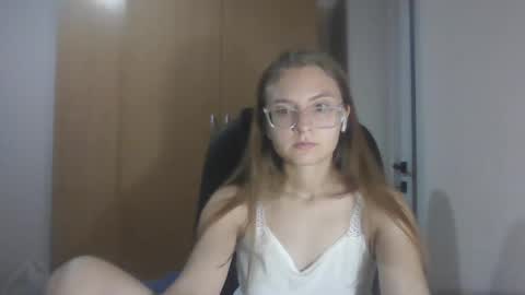 isabel_loveee online show from September 16, 2025, 7:59 pm