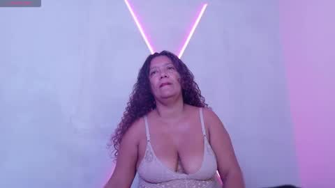 isabella_100 online show from February 9, 2026, 12:42 pm