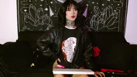 Snapshot of isabella__dark chatting on October 27, 2025, 1:31 am online show from October 27, 2025, 1:31 am