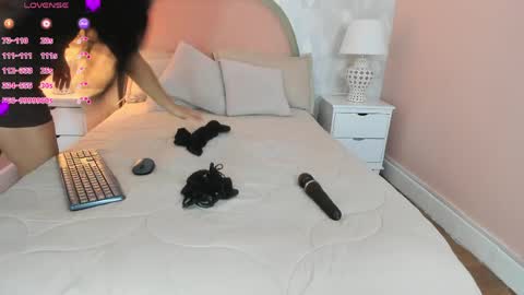 isabella__milf online show from April 7, 2026, 7:25 pm