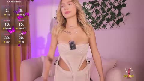 Snapshot of isabella_cox__ chatting on February 22, 2025, 12:49 am Isabella online show from February 22, 2025, 12:49 am