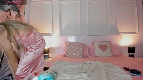 Snapshot of isabella_glam chatting on September 22, 2025, 7:27 pm Isabella  online show from September 22, 2025, 7:27 pm
