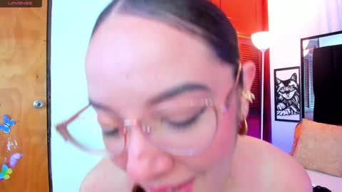 Isabella Your Queen  online show from March 21, 2026, 1:21 am