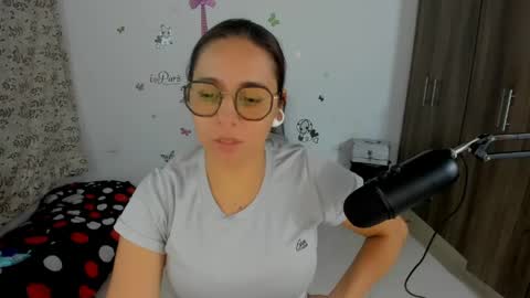 Snapshot of isabella_sweett_ chatting on April 28, 2026, 11:43 pm Isabella online show from April 28, 2026, 11:43 pm