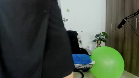 Snapshot of isabella_sweett_ chatting on May 10, 2026, 5:45 am Isabella online show from May 10, 2026, 5:45 am