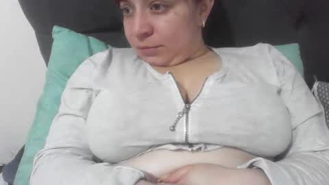 isabellaa_hills_ online show from November 14, 2025, 4:06 pm