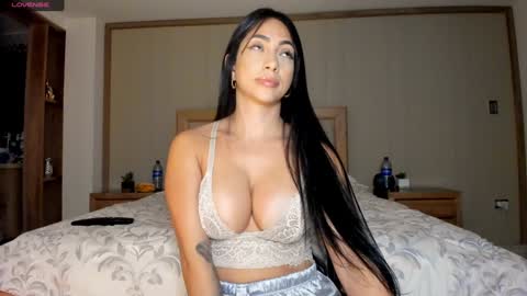 Snapshot of isabellabeker_ chatting on January 21, 2025, 7:47 am ISABEL online show from January 21, 2025, 7:47 am