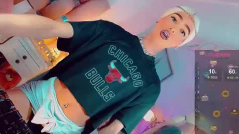 isabellagirs online show from June 12, 2026, 5:39 am