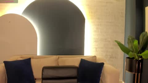 Isabella Kroft online show from March 9, 2025, 5:06 pm