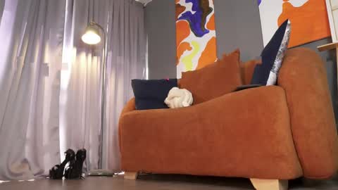 Help me with your follow independent model isabela online show from May 5, 2026, 8:28 pm