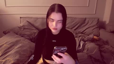 Isabella online show from November 12, 2025, 9:47 pm