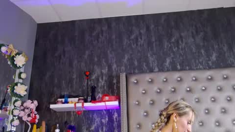 IsabelleEthan online show from January 15, 2025, 9:13 am