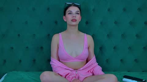 isabellevale online show from September 18, 2025, 11:23 am