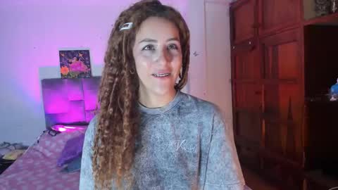 Isabela  online show from September 29, 2025, 3:00 am