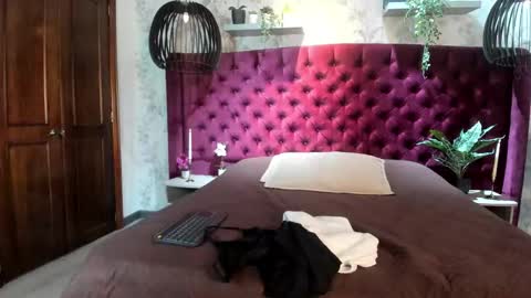 I S A  S AN D E R S  online show from December 18, 2025, 7:20 pm