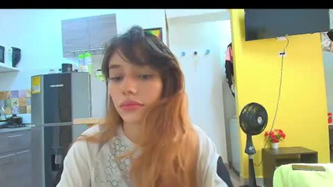 Snapshot of isis_pink chatting on August 4, 2026, 8:55 pm Alaya online show from August 4, 2026, 8:55 pm