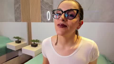 Isis Noir online show from September 13, 2025, 2:28 pm