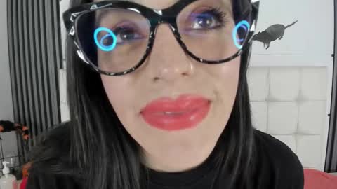 Isis Noir online show from October 30, 2025, 7:14 pm